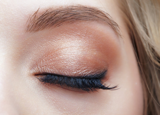 人类女性闭眼的特写微距镜头。图片下载