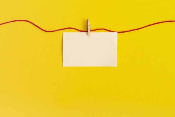 在黄色的背景上模拟便利贴。图片下载