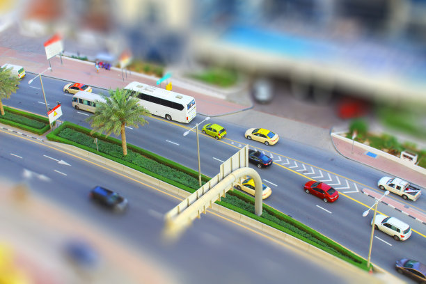阿联酋迪拜城市交通微缩景观，倾斜移轴效果和模糊背景图片下载