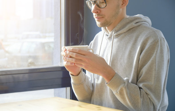 商人，自由职业者，放松，在家里办公室喝咖啡图片下载