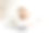深思熟虑的商业妇女抱着她的小婴儿坐在桌旁工作图片下载