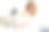深思熟虑的商务女性在笔记本电脑上工作，怀里抱着她可爱的小婴儿图片下载
