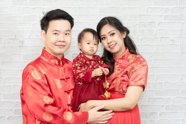 亚洲家庭，父亲，母亲和孩子穿着红色的衣服庆祝中国新年图片下载