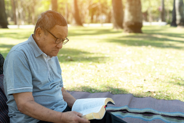 亚洲老年基督徒对上帝有信心，上帝在户外阅读圣经。图片下载