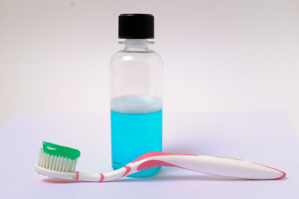 一个牙刷孤立在白色背景的图像。把少量的牙膏涂在一支牙刷上。尼龙刷毛和塑料手柄。口腔清洁液图片下载