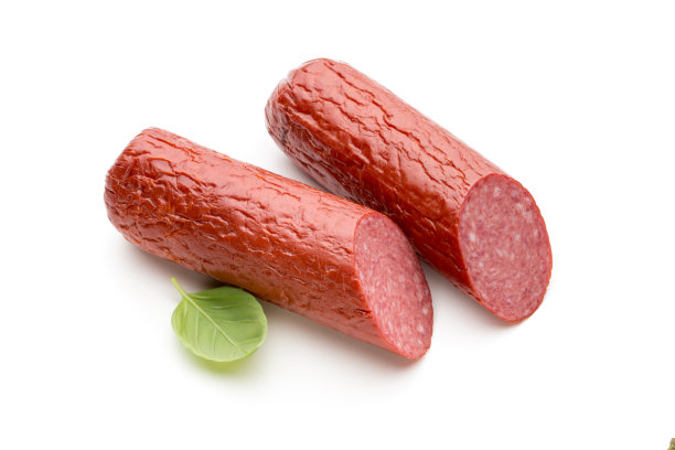 萨拉米烟熏香肠，罗勒叶在白色的背景上。图片下载