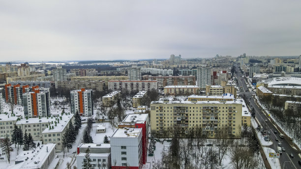 俯瞰大城市里的房屋和道路。冬天的风景。明斯克市中心的居民区被大雪覆盖。图片下载