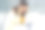 因消极情绪而心烦的胖女人有一个问题，在笔记本电脑上远程工作。近景:疲惫的千禧一代超重女孩，戴着眼镜，穿着条纹衬衫，黄色上衣和白色裤子图片下载
