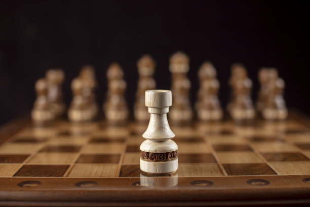 在黑暗的背景下下棋。图片下载