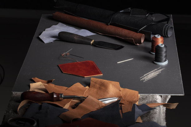 皮革制品的制造过程图片下载