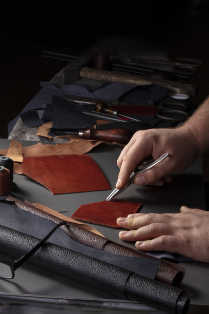 皮革制品的制造过程图片下载