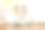 一岁大的双胞胎女孩在看一个电子平板电脑。图片下载
