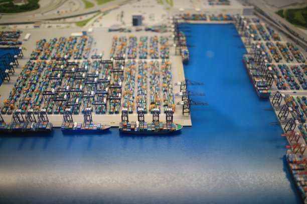 香港出口港口集装箱港口倾斜移位模式图片下载