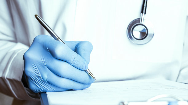 剪贴板男人医学背景。快乐的护士戴着蓝色手套，穿着医院制服拿着白色隔离的病人剪贴板。医务工作者，防病毒，隔离运动横幅。图片下载