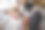 一个男人在桌子旁用笔记本电脑工作。在家远程工作。在办公室工作的商人。商业背景。家庭办公室图片下载