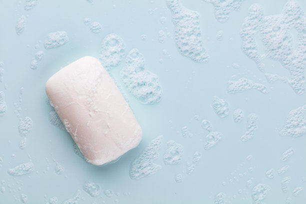 肥皂条和白色背景泡沫，俯视图。模型设计图片下载