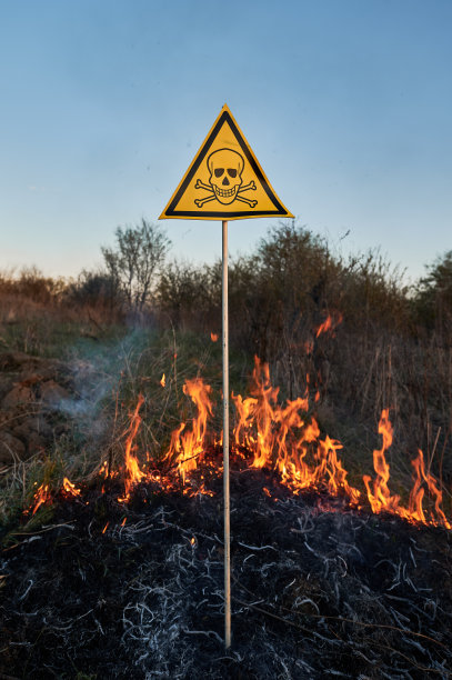 燃烧干草和警告标志图片下载