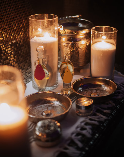 香精油与各种香草和鲜花蜡烛图片下载