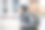 十岁前的小男孩在户外的肖像。冬天穿着外套戴着帽子的英俊男孩。大雪中，学童背着书包在上学的路上图片下载