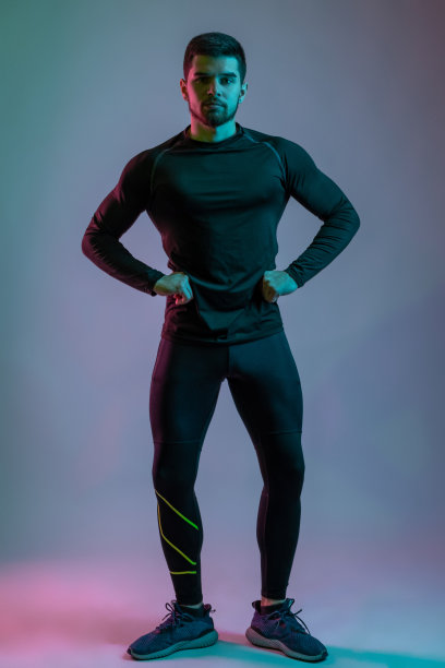 健壮的年轻人在做前倾伸展式图片下载