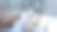 特写镜头:一名细菌学家在实验室里拿着试管检查抗生素。图片下载