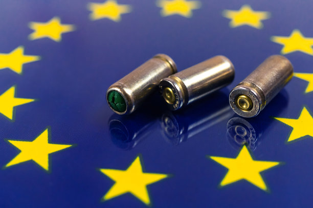 枪弹越过了欧盟旗帜。犯罪与犯罪、腐败的概念。不法分子，社会问题和武装攻击背景照片图片下载