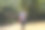 男性在帽子。微笑的农民的肖像与绿色的草地和树木的背景。一个戴着牛仔帽的年轻人。特写镜头。快乐的人。夏季男性的人。牧场主走在森林里图片下载