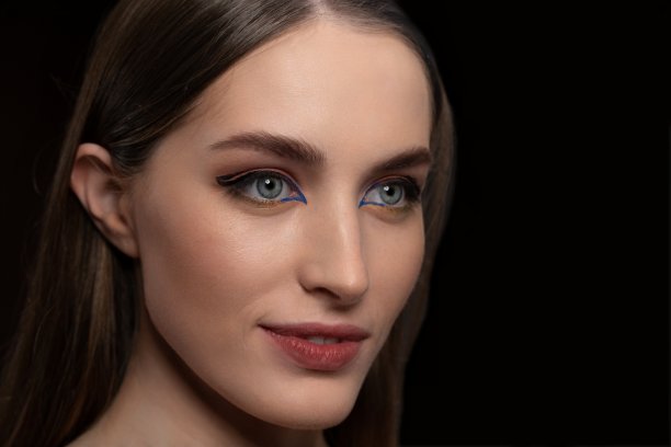 头部照片美丽的创意化妆微笑的女人长直发。美容、化妆和化妆品概念图片下载