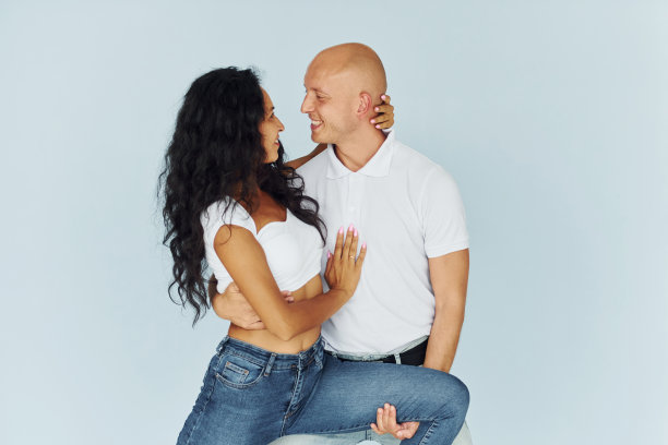 快乐的周末。喜气洋洋的一对在室内图片下载