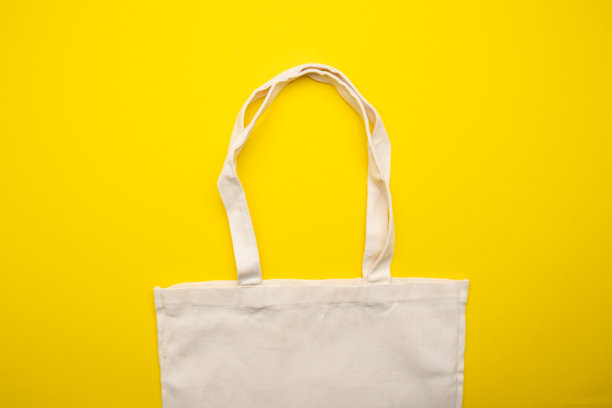生态袋在黄色背景俯视图图片下载