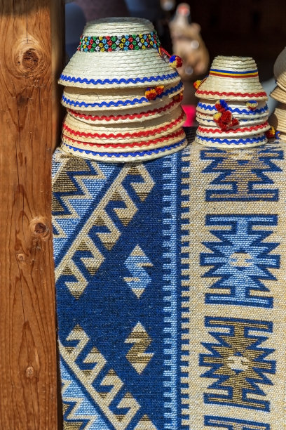 传统的罗马尼亚民间刺绣和帽子的男人，马拉穆里什，罗马尼亚图片下载