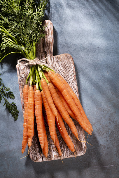 有机胡萝卜在木板上，特写照片。图片下载