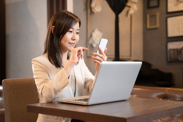 在餐馆用电脑进行远程工作的女人图片下载