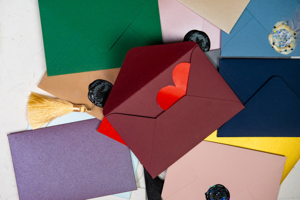 信封里的红心。五颜六色的信封。用蜡封好的信封。通信，情人节的概念。图片下载