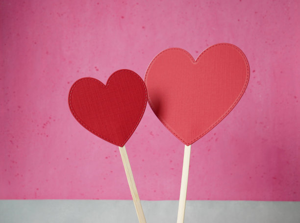 粉色和灰色背景上的红纸心图片下载