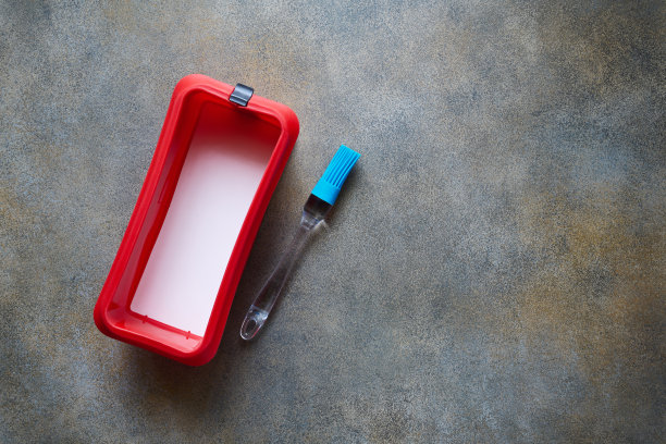 红色硅胶形式与陶瓷底部和硅胶刷图片下载