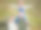 这是一个可爱的小女孩和家人在户外玩耍的照片图片下载