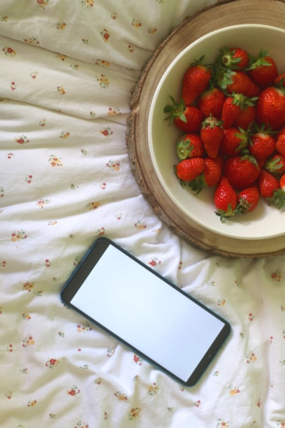 一碗草莓和手机图片下载