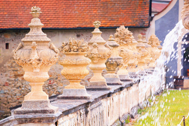 夏季城市景观——在克鲁姆洛夫城堡阳台栏杆上的雕塑花瓶图片下载