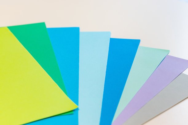 白色的桌子上放着冷色的画纸图片下载