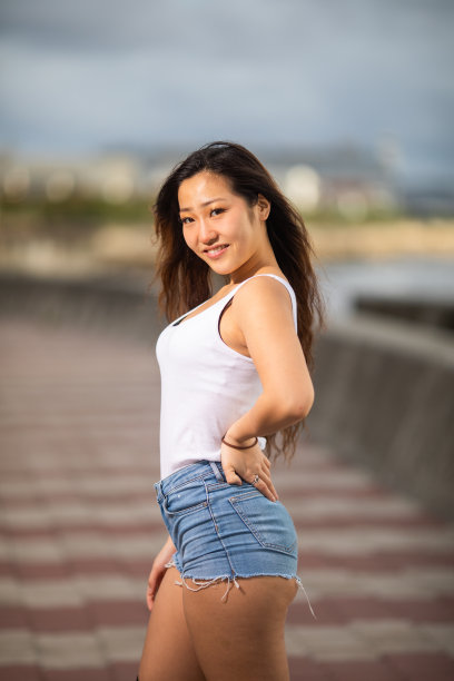 日本年轻女子回头看相机图片下载