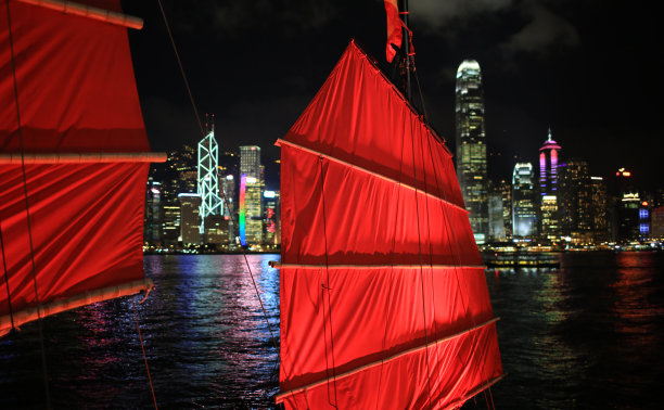 中国红色舢板与维多利亚港夜景背景在香港图片下载