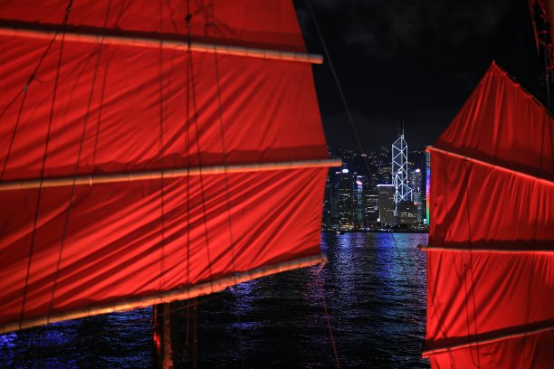 中国红色舢板与维多利亚港夜景背景在香港图片下载