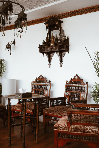 带有阿拉伯木制内饰椅子和桌子的埃及客房图片下载