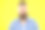 听起来很棘手。男人严肃的扬起眉毛不自信。有一些疑问。满脸胡须的嬉皮士不太确定。黄色背景上可疑的大胡子男子的特写。怀疑的表情图片下载
