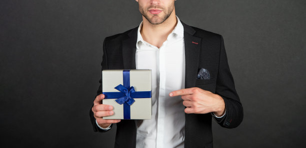 裁剪的男人点手指在黑色背景包裹的盒子，节礼日图片下载