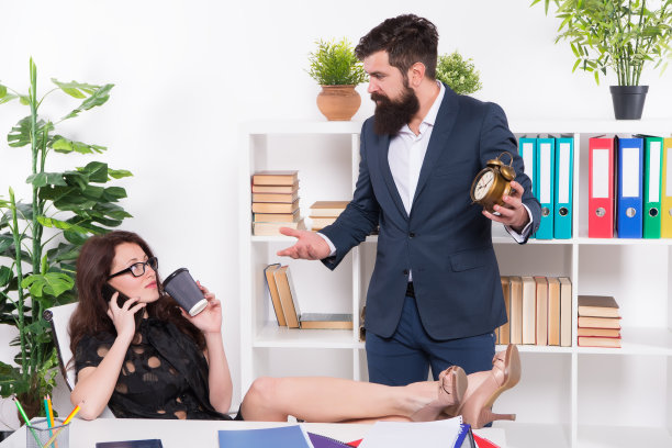 重要的谈话。用手机争抢她的注意力。沟通问题。女老板打电话时，同事正在试图交谈。繁忙的女士。电话谈判。手机上瘾图片下载