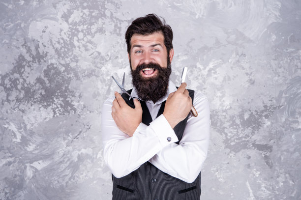 是你最好的。戴着刀片的棕发嬉皮士。男性美与时尚。理发师剪图片下载