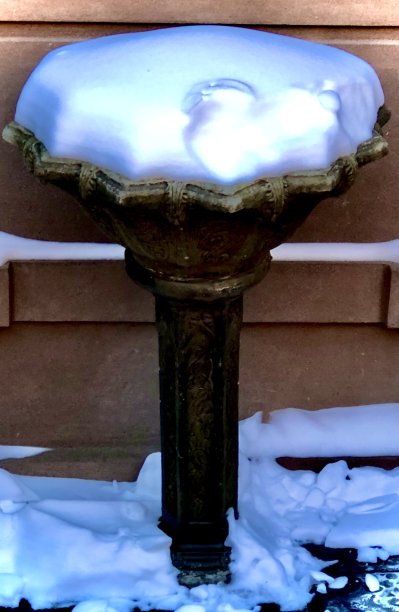 装满雪的水盆图片下载