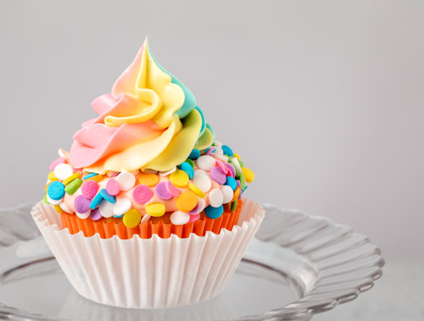 彩虹生日蛋糕加糖屑图片下载